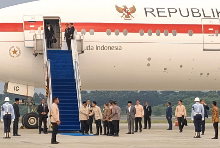 Tiba di Tanah Air Usai Lawatan Luar Negeri, Prabowo Salami dan Rangkul Gibran