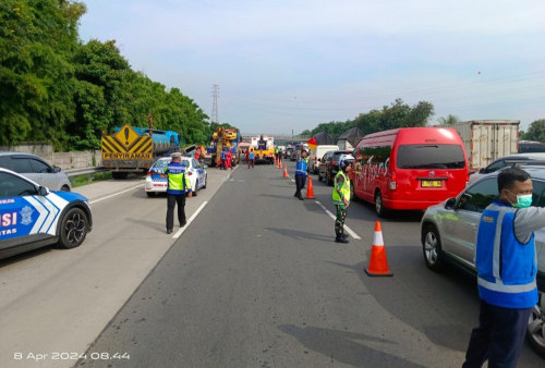 3 Kendaraan Kecelakaan di KM 58 Tol Jakarta-Cikampek, Gran Max dan Terios Terbakar