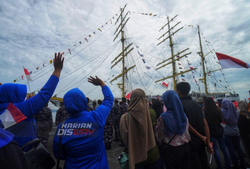 Keluarga Taruna AAL Tingkat III Angkatan ke-70 melambaikan tangan ketika KRI Bima Suci berlayar ke sejumlah negara dari Dermaga Ujung, Koarmada II. Surabaya, Jawa Timur, Minggu (2/4/2023). Pelayaran KRI Bima Suci yang mangangkut sebanyak 145 Taruna AAL Tingkat III Angkatan ke-70 dengan rute pelayaran yakni Surabaya, Batam, Srilanka, Oman, Arab Saudi, Mesir, Algeria, Perancis, Belanda, Inggris, Norwegia, Skotlandia, Jerman, Spanyol dan Tunisia tersebut ditempuh selama 214 hari. (foto: Julian Romadhon)