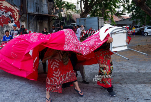 Yukimasa Inamura, Funayama Tetsuro, dan Yui Kudo yang tergabung dalam komunitas Shishi no Habukashi asal Jepang membuat pertunjukan Shishi yang digelar di Tambak Bayan, Surabaya, Jawa Timur, Sabtu, 21 Oktober 2023. Kedatangan komunitas tersebut bertujuan untuk memotivasi warga Kampung Tambak Bayan untuk menjaga, melestarikan, dan mengembangkan sesenian tradisional Tionghoa. (Majalyn Nadiranisa Rakaputri/Harian Disway)
