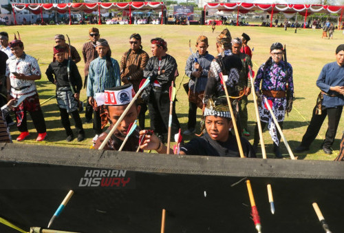 Pemeriksaan oleh juri ke peserta pemanah tradisional kategori Horsebow, di Lapangan Mulyorejo, Surabaya, Jawa Timur. Minggu 13 Agustus 2023. Ajang perlombaan pemanah tradisional tersebut diikuti sebanyak 750 Peserta di antara lain perwakilan tiap Provinsi se Indonesia dan 12 peserta lainnya dari Malaysia dan terbagi dalam dua kategori yakni Horsebow dan Jemparingan dengan jarak panah sekitar 50 meter. (Moch Sahirol/Harian Disway)