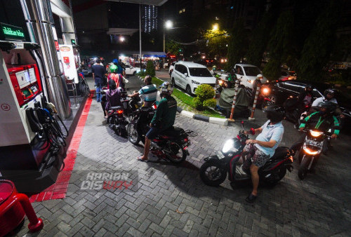 Sejumlah kendaraan roda dua antri untuk mendapatkan Bahan Bakar Minyak (BBM) di SPBU Jalan Hr. Muhammad, Surabaya, Jawa Timur, Rabu 31 Agustus 2022. Diketahui antrian tersebut usai pemerintah mengumumkan kenaikan harga BBM jenis pertalite dari Rp 7.650/liter menjadi Rp 10.000/liter dan solar naik dari Rp 5.150/liter menjadi Rp 7.200/liter sedangkan pertamax dari harga Rp 12.500/liter menjadi Rp 16.000/liter dimulai 1 September 2022 pukul 00.00 WIB. 
