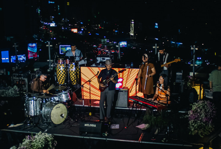 Thee Marloes dan Musisi Lokal Meriahkan Soirée Gigs di Four Points Surabaya