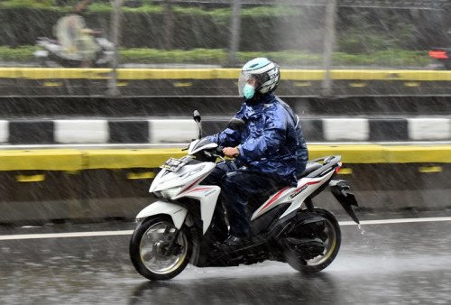 Tips Waspada dan Cerdas Berkendara Aman di Musim Hujan