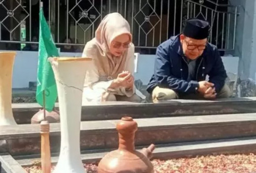 Jelang Deklarasi, Cak Imin Ziarah Makam Ayah dan Kakeknya di Jombang