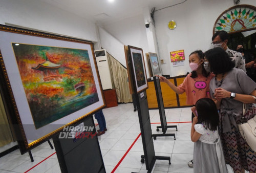 Pengunjung menghadiri pembukaan pameran lukisan yang bertajuk Ijol Charity, Painting Exhibition yang digelar di Gedung Pertemuan Gereja Kristen Indonesia (GKI) Darmo Satelit (Dasa), Surabaya, Jawa Timur, Jumat (20/1/2024) malam. Pameran yang bertajuk Ijol Charity, Painting Exhibition tersebut diikuti sebanyak dua puluh tujuh lukisan karya Pendeta, Hosea Abdi Widhyadi. Kegiatan tersebut berlangsung selama satu bulan, dimulai dari tanggal 21 Januari 2023 dengan dua tempat lokasi yang berbeda, lokasi pertama di GKI Dasa Surabaya dan lokasi kedua di GKI Manyar Surabaya. Hasil dari kegiatan ini akan disumbangan langsung ke Gereja-gereja yang membutuhkan melalui Gereja Kristen Indonesia Sinode Wilayah Jatim.