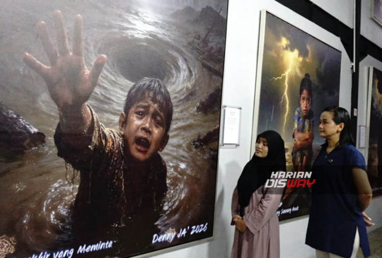 Salah satu karya berjudul “Tangan Terakhir yang Meminta” menampilkan figur anak lelaki yang terperangkap pusaran air dengan latar bayangan kota dan puing kayu. Lukisan ini merepresentasikan dampak bencana ekologis sebagai konsekuensi dari pilihan dan tindakan manusia terhadap alam.