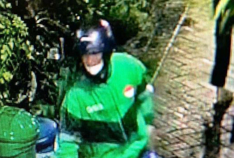 Pria Berjaket Ojol Gasak Scoopy di Sawahan Surabaya, Aksi Terekam CCTV