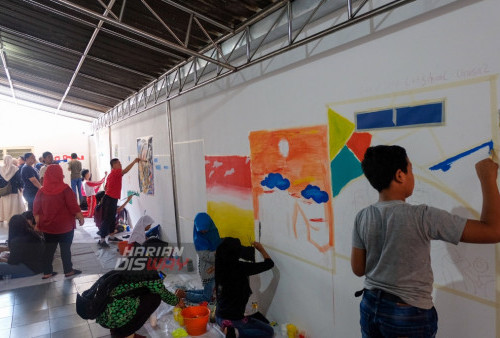 Sejumlah anak melukis berbagai karakter didinding kantor BK3S Jawa Timur, Surabaya, Jawa Timur, Rabu 2 Agustus 2023. Dalam workshop melukis mural inklusi yang bekerjasama dengan mahasiswa Desain Komunikasi Visual (DKV) Universitas Kristen Petra Surabaya.tersebut diikuti sebanyak 16 anak antara lain anak disabilitas,.down syndrome dan tuna wicara untuk memperingati Hari Anak Nasional. (Ahkyar/Harian Disway)
