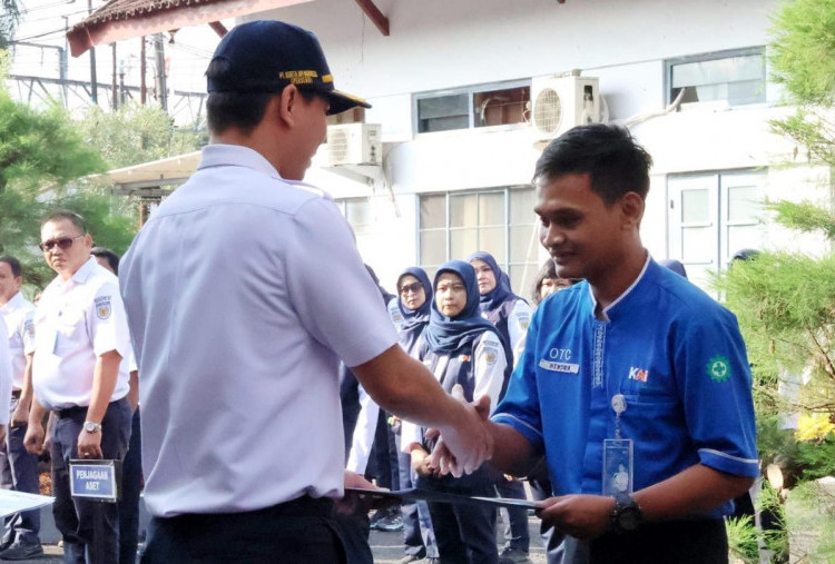 Kembalikan HP Penumpang, 6 Petugas KAI Ini Diganjar Penghargaan 
