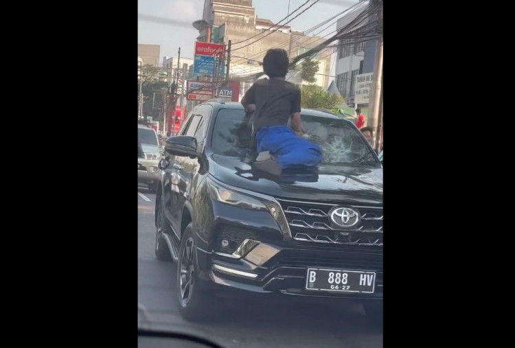 Geger Mobil Fortuner Ringsek Usai Diamuk Massa di Tanah Abang, Pengemudi Diduga Arogan?