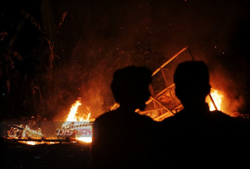 Umat Hindu membakar Ogoh-ogoh usai diarak di kawasan Kenjeran, Surabaya, Jawa Timur, Selasa (21/3/2023). Dalam pawai Ogoh-ogoh itu digelar untuk menyambut Hari Raya Nyepi Tahun Baru Saka 1945.
(foto: Andika Bagus Priambodo)
