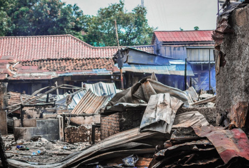 Atap bangunan ikut roboh setelah dilalap api kebarakan di Pasar Ciputat