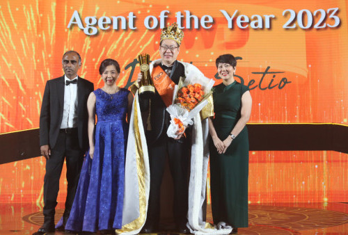 Chief Distribution Strategy FWD Insurance Praveen Paladugu, Direktur Utama FWD Insurance Desy N. Widjaya, Group Chief Distribution and Proposition Officer FWD Group Ho Lee Yen menyerahkan penghargaan Agent of The Year di acara FWD Agency Awards 2024 di Jakarta.