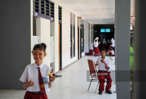 Suasana SMALB-B Tuna Rungu Karya Mulia Surabaya, Jawa Timur, Senin, 23 Oktober 2023. Kegiatan Kemenkeu Mengajar 8 yang digelar di SMALB-B Tuna Rungu Karya Mulia Surabaya tersebut sebagai bentuk pengabdian dan kepedulian terhadap generasi muda serta melakukan edukasi keuangan sejak dini terhadap anak-anak difabel. Kemenkeu Mengajar 8 berharap anak-anak yang berkebutuhan khusus bisa mendapatkan pendidikan yang sama dengan anak-anak lainnya. (Julian Romadhon/Harian Disway)