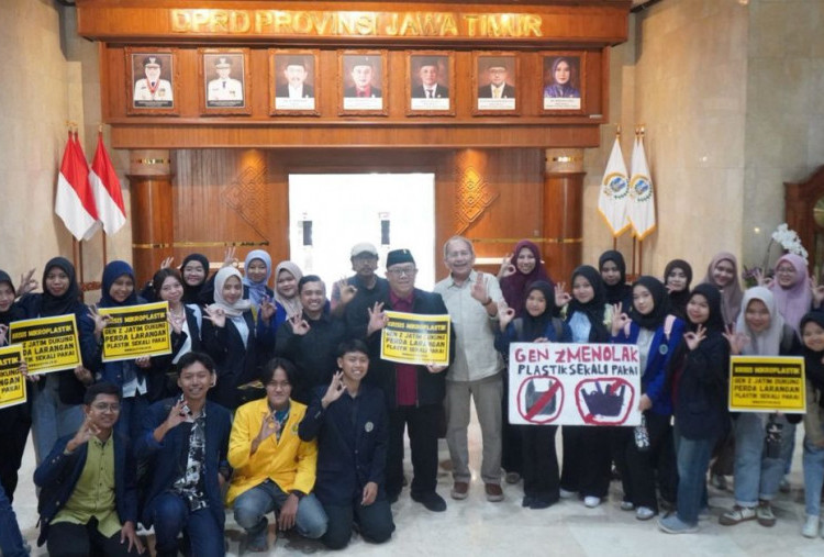 Gen Z Jatim Desak Perda Plastik Sekali Pakai, Sungai Brantas Tercemar, Regulasi Dinilai Setengah Hati