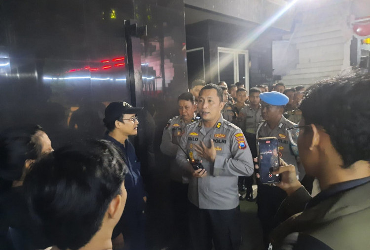 Massa Aksi Indonesia Sekarat Sanggong Polrestabes Surabaya Pasca Penangkapan 24 Orang, 11 Bebas