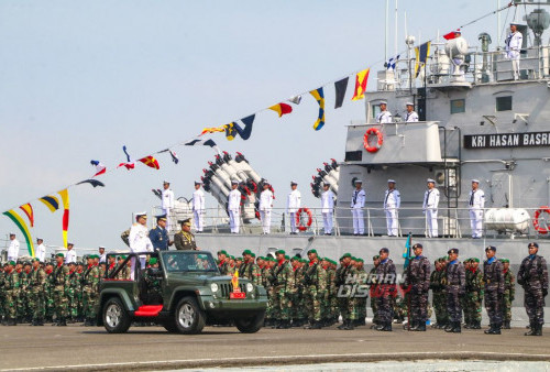 Pemeriksaan prajurit oleh Pangkoarmada II Laksda TNI Yayan Sofiyan dan Pangdam V/Brawijaya Mayjen TNI Farid Makruf di Upacara peringatan HUT TNI ke-78 di Dermaga Ujung Madura Koarmada II, Surabaya, Jawa Timur, Kamis 5 Oktober 2023. Upacara peringatan hari jadi Tentara Nasional Indonesia (TNI) yang ke-78 dengan mengusung tema, 