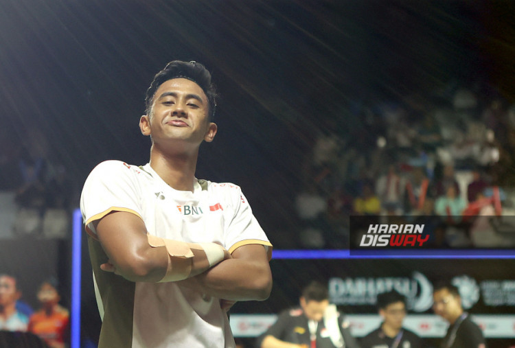 Pebulu tangkis tunggal putra Indonesia, Alwi Farhan, menghadapi wakil Thailand, Panitchaphon Teeraratsakul, pada babak final Daihatsu Indonesia Masters 2026 di Istora Senayan, Jakarta, Minggu (25/1/2026). Alwi keluar sebagai juara turnamen tersebut setelah menang dua gim langsung dengan skor 21-5 dan 21-6.HARITSAH ALMUDATSIR / HARIAN DISWAY 