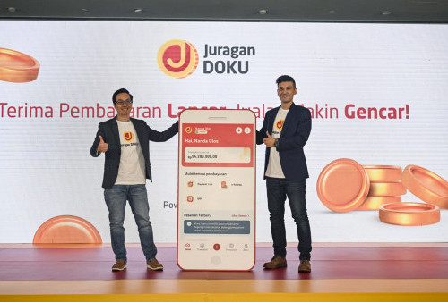 (kiri ke kanan) Chief Executive Officer DOKU, Chris Yeo bersama dengan Head of SME DOKU, Angga Narendra mengumumkan kehadiran Juragan DOKU, sebuah inisiatif baru untuk mempercepat proses digitalisasi UMKM Indonesia. Bersama mitra komunitas strategis seperti Sahabat UMKM, Strive Indonesia (Mercy Corp & Mastercard) dan SparkLabs (Universitas Pelita Harapan), DOKU secara mantap masuk ke segmen UMKM setelah selama 16 tahun berfokus menggarap segmen korporat. Melalui perhelatan ini, DOKU juga menyatakan transformasi bisnisnya dari pionir payment gateway menjadi perusahaan teknologi pembayaran yang akan memperkuat penetrasi bisnis di Indonesia dan melebarkan sayap untuk memperluas bisnis ke Asia Tenggara beberapa tahun ke depan. Acara peluncuran ini juga turut didukung oleh Kementerian Koperasi dan UKM Republik Indonesia.