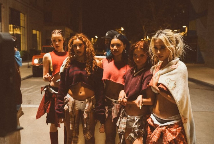 Tak Ungkap Jati Diri, Shiloh Jolie Lolos Jadi Penari Latar Dayoung di Video Musik What's a Girl to Do 