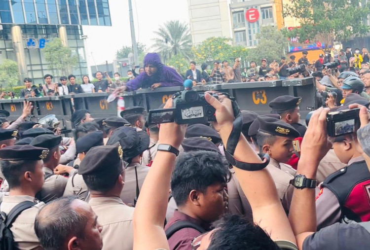 Mahasiswa Paksa Jebol Blokade Polisi, Unjuk Rasa di Kawasan Bundaran HI Memanas!
