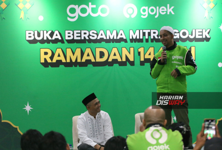 Selain membersihkan masjid, para mitra juga membagikan takjil kepada masyarakat sekitar serta mengikuti buka puasa bersama yang difasilitasi Gojek.