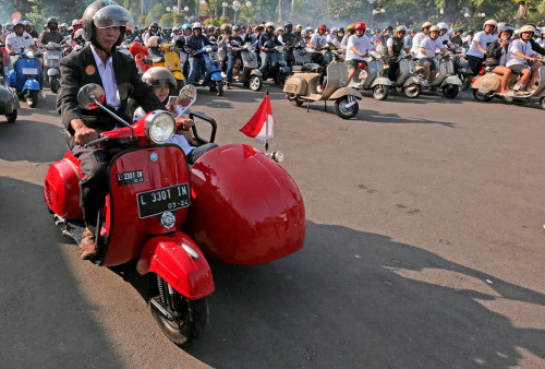 Walikota Eri Cahyadi Sunmori Ribuan Vespa di Surabaya