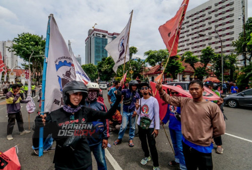 Buruh yang tergabung dalam satuan Kobar dan FSPMI sedang melakukan aksi demo di depan Gedung Grahadi Surabaya, Jawa Timur. Selasa (28/2/2022). Massa aksi tersebut menuntut Tolak dan Cabut Perpu Cipta Kerja, Hentikan Kriminalisasi Terhadap Pejuang Lingkungan dan Agraria, 