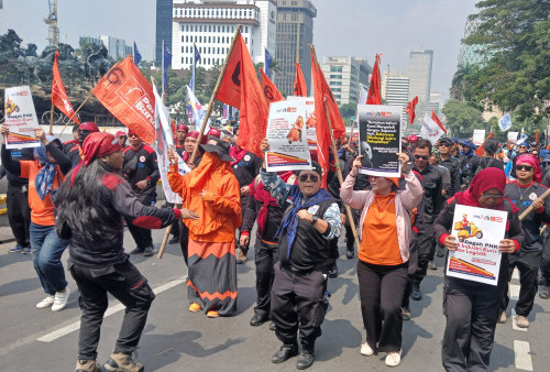 Tolak PHK! Ratusan Buruh Tekstil dan Kurir Demo di Kawasan Patung Kuda