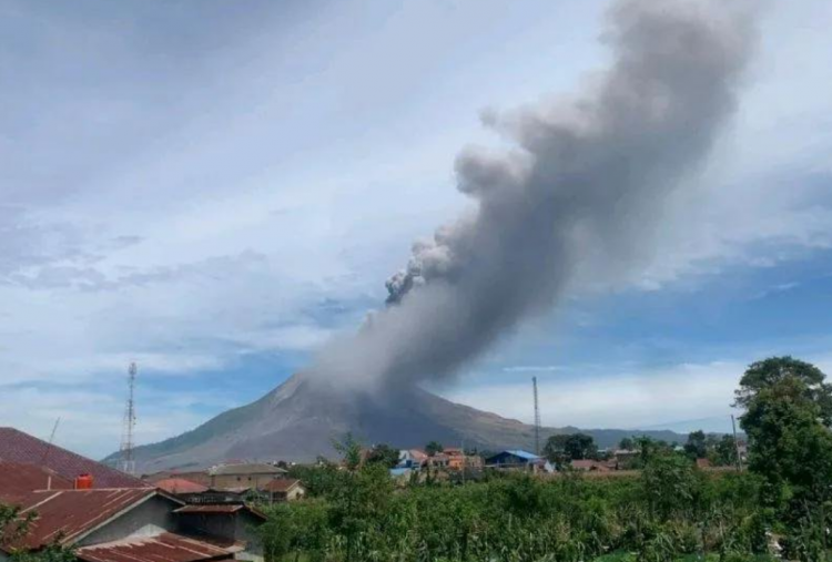 Gunung Sinabung Erupsi Hari Ini Semburkan Abu Vulkanik hingga 3.500 Meter, Warga Diminta Waspada