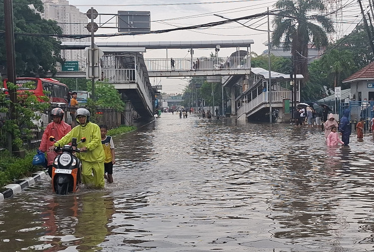 Banjir Jakarta Kian Meluas, 28 RT dan 46 Jalan Terendam Banjir hingga 95 Cm, Ini Daftar Lokasinya!