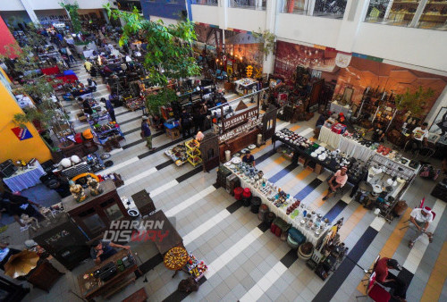 Sejumlah pengunjung melihat barang-barang antik yang dipamerkan di acara Indonesia Vintage Festival yang berlangsung di Surabaya Town Square (Sutos), Surabaya, Jawa Timur, Jumat 23 September 2022. Festival barang antik berlangsung sampai 25 September 2022 itu menampilkan sejumlah barang antik dan kuno. 