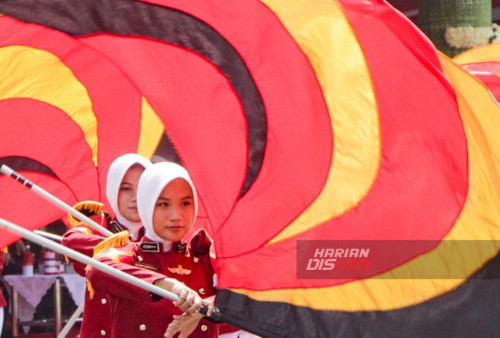 Penampilan drum corp dari 200 pemusik dan penari SMA Negeri 2 Taruna Bhayangkara Jawa Timur di Banyuwangi di Upacara HUT Jatim ke-78 di Halaman Gedung Grahadi, Surabaya, Jawa Timur, Kamis 12 Oktober 2023. Upacara Hari Ulang Tahun (HUT) ke-78 Provinsi Jawa Timur terdapat pertunjukan menarik diantaranya, Drum Corp SMAN 2 Taruna Bhayangkara Banyuwangi serta beberapa pertunjukan tarian kolosal bertajuk Jatim Harmoni. Tarian ini menggabungkan sejumlah tarian khas Jawa Timur. Kemudian setelah upacara ditutup dengan kolaborasi seni suara dari grup paduan suara berprestasi di Jawa Timur. (Moch Sahirol/Harian Disway) 