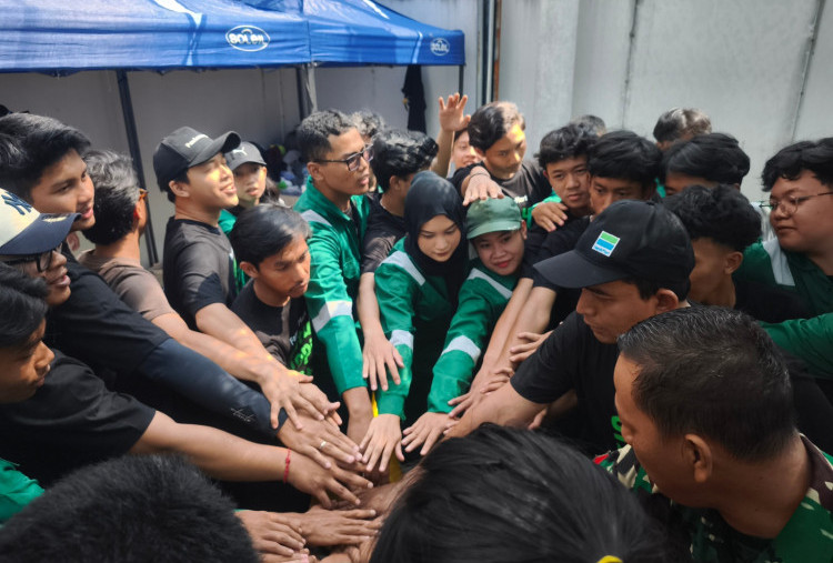 Kampanye Satu Kopi, Satu Aksi FamilyMart, Bersihkan Sungai di Hari Bumi Bareng Pandawara Grup