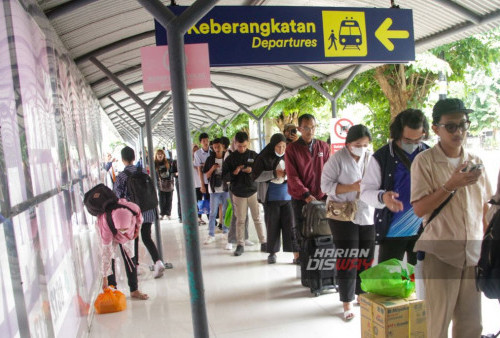 Antrean calon penumpang kereta api yang melakukan pembatalan keberangkatan di Stasiun Gubeng Surabaya Jawa Timur, Minggu 14 Januari 2023. Akibat anjloknya KA Pandalungan di emplasemen Stasiun Tanggulangin, KAI Daop 8 Surabaya melakukan perubahan pola operasi dari lintas Bangil memutar lewat Malang dan Kertosono, serta merubah pola operasi perjalanan. Sedangkan, calon penumpang yang terdampak pembatalan keberangkatan diberikan kompensasi pengembalian uang tiket 100 persen. (Moch Sahirol/Harian Disway)