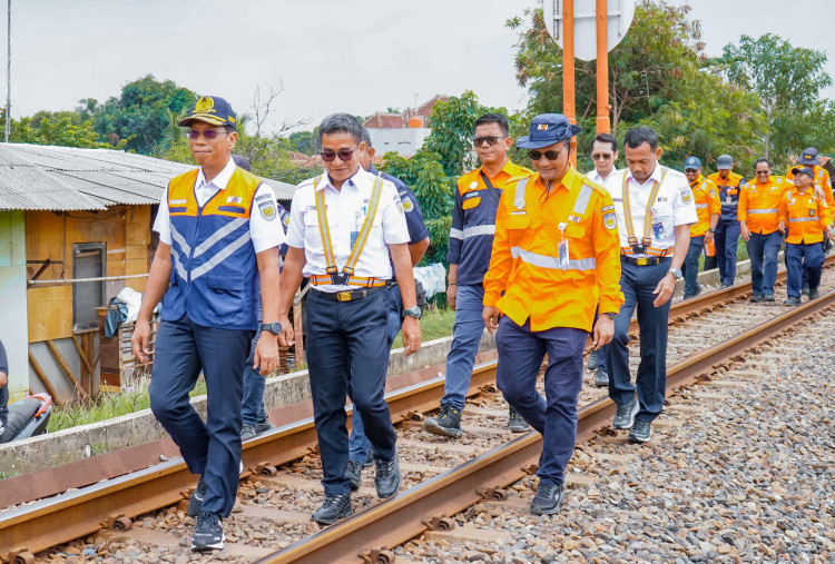 Bos KAI Turun Langsung Cek Rel Kereta Api, Pastikan Nataru Aman