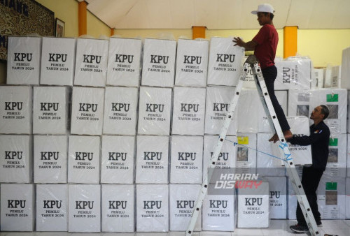 Pekerja menata kotak suara di Kantor Kecamatan Sukomanunggal Surabaya, Jawa Timur, Selasa, 13 Februari 2024. Distribusi logistik Pemilu tersebut adalah bagian terakhir pendistribusian ke Panitia Pemilihan Kecamatan (PPK) untuk diteruskan kepada 286 TPS di wilayah itu melalui RW setempat. (Julian Romadhon/Harian Disway)
