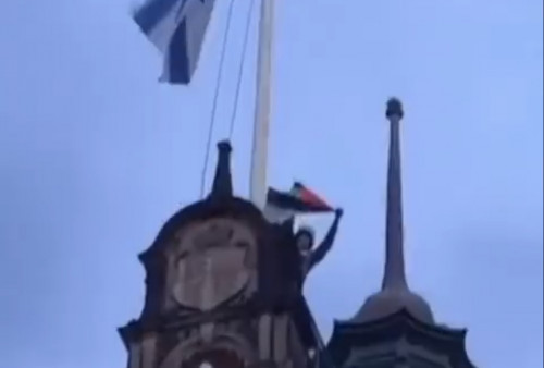 Viral! Pengunjuk Rasa Panjat Balai Kota Sheffield, Turunkan Bendera Israel Ganti Bendera Palestina