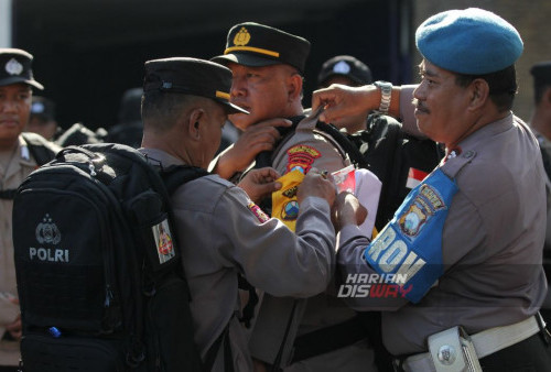 Sejumlah petugas Kepolisian Republik Indonesia (Polri) mengikuti apel pergeseran pasukan pengaman Tempat Pemungutan Suara (TPS) di Halaman Polrestabes, Surabaya, Jawa Timur, Senin, 12 Februari 2024. 

Polrestabes Surabaya dan Polres Pelabuhan Tanjung Perak Surabaya mengerahkan sebanyak 1.813 personel untuk melakukan pengamanan proses jalannya Pemilu 2024 yang disebar di 8.167 TPS di Kota Surabaya. (Julian Romadhon/Harian Disway)