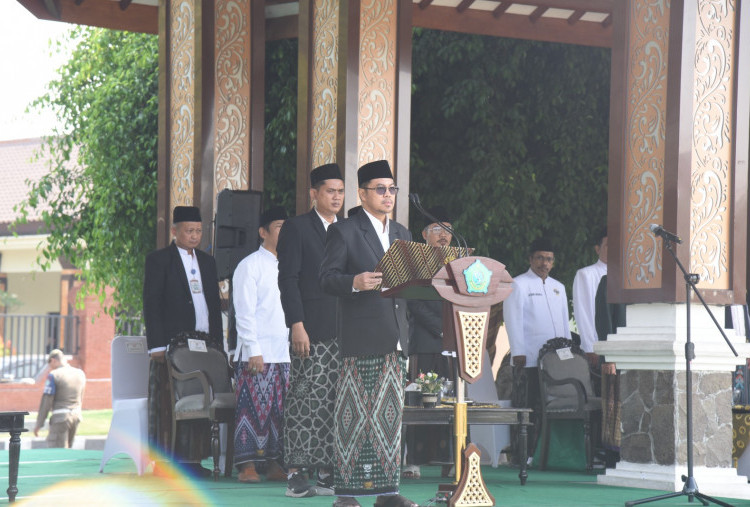 Ketua DPRD Sidoarjo Abdillah Nasih Pimpin Upacara HSN 2026, Ajak Santri Kuatkan Negeri Menuju Indonesia Emas