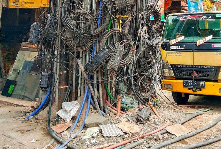 Kabel Semrawut di Kuningan Barat Resahkan Warga dan Pengguna Jalan