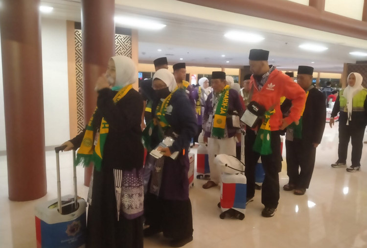 Penerbangan Perdana 399 Jemaah Haji di Bandara Soetta Jumat Dini Hari