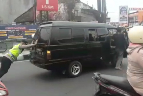 Aksi Heroik Perwira Polisi Terjadi di Simpang Lima, Dorong Mobil Warga yang Mogok di Tengah Jalan