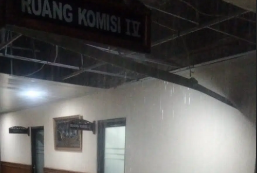 Plafon Ruangan di Gedung DPRD Kabupaten Cirebon Ambrol