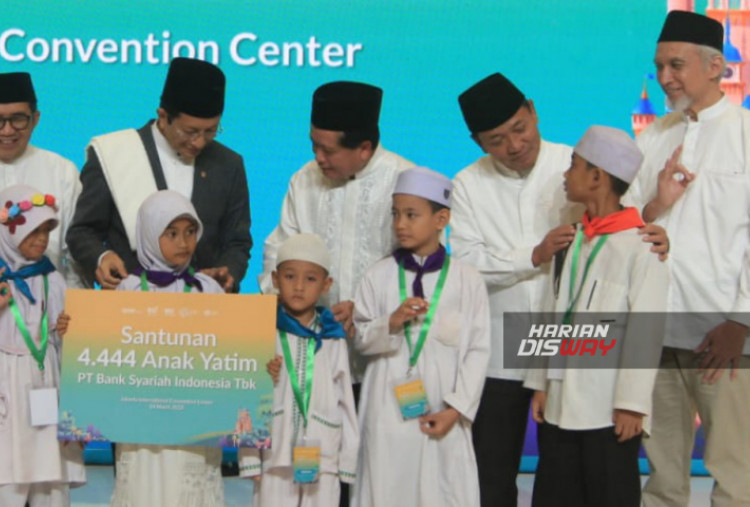 Sementara itu terkait kinerja penghimpunan zakat perseroan, sebagai gambaran sepanjang 2024 BSI telah menyalurkan zakat perusahaan dan pegawai mencapai Rp268,6 miliar dengan total penerima manfaat mencapai 225 ribu orang. Nilai zakat tersebut meningkat dari 2023 yang sebesar Rp222,8 miliar. Sedangkan total penerima manfaat zakat BSI khususnya dalam hal sosial dan kemanusiaan hingga periode Februari 2025 adalah 13.118 orang.