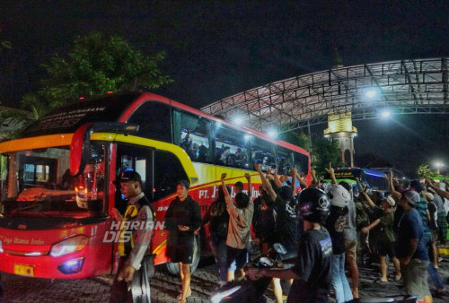 Puluhan Bonek menyambut kedatangan rombongan Persija di Stasiun Kereta Api Pasar Turi Surabaya, Jawa Timur, Rabu (5/4/2023). Suporter Persebaya Bonek mengawal kedatangan Persija yang menggunakan bus saat melakukan latihan ofisial menjelang pertandingan melawan Persebaya dalam laga lanjutan Liga 1 di Stadion Gelora Joko Samudro, Gresik. Pengawalan tersebut merupakan inisiatif dari Bonek agar pemain dan offisial Persija merasa aman dan nyaman dengan tidak menggunakan kendaraan taktis (rantis). Hal tersebut, diharapkan menjadi contoh bagi suporter lainnya karena rivalitas itu bukan membunuh melainkan mahkotanya kompetisi. (foto: Ermi Prasetyo)