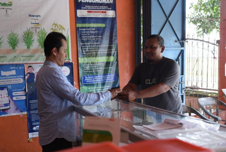 Pupuk Indonesia Tindak Kios Nakal yang Melanggar HET