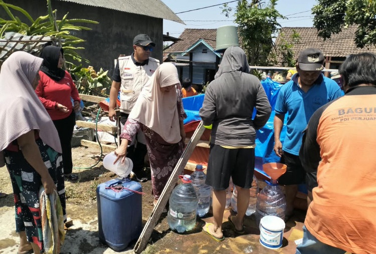PDIP Peduli Bergerak, 200 Relawan dan 20 Tangki Air untuk Warga Terdampak Kebakaran Arjuno