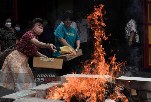 Umat Tionghoa membakar Kimcua dalam Upacara Ceng beng yang digelar di Tempat ibadah umat Buddha Mahayana yang tergabung dalam Cetiya Buddha Dhamma Sangha Lotus, Surabaya, Jawa Timur, Rabu (5/4/2023).
 Ritual Tradisi sembahyang arwah Ceng Beng atau Qing Ming, merupakan ritual tradisi bagi warga Tionghoa untuk mendoakan arwah para leluhur mereka. (foto: Julian Romadhon)
